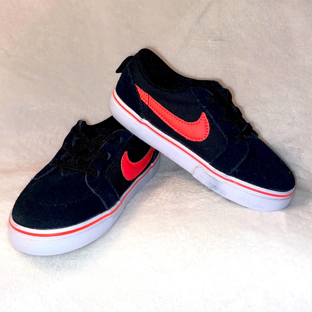 Nike tennis shoes 9C